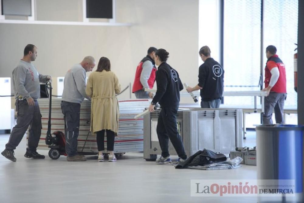 El delegado del Gobierno visita el aeropuerto de Corvera