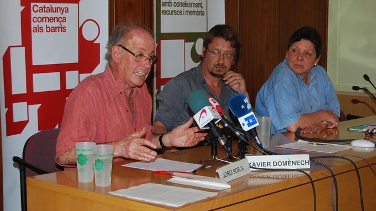 De izquierda a derecha, el urbanista Jordi Borja, el historiador Xavier Domènech y la activista Gabriela Serra.