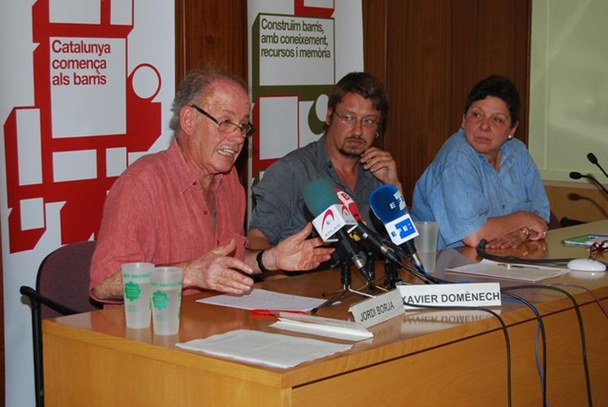 D’esquerra a dreta, l’urbanista Jordi Borja, l’historiador Xavier Domènech i l’activista Gabriela Serra.