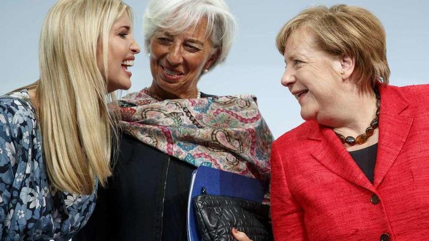 Por la izquierda, Ivanka Trump departe con Christine Lagarde, directora del FMI, y la canciller Merkel. // Efe