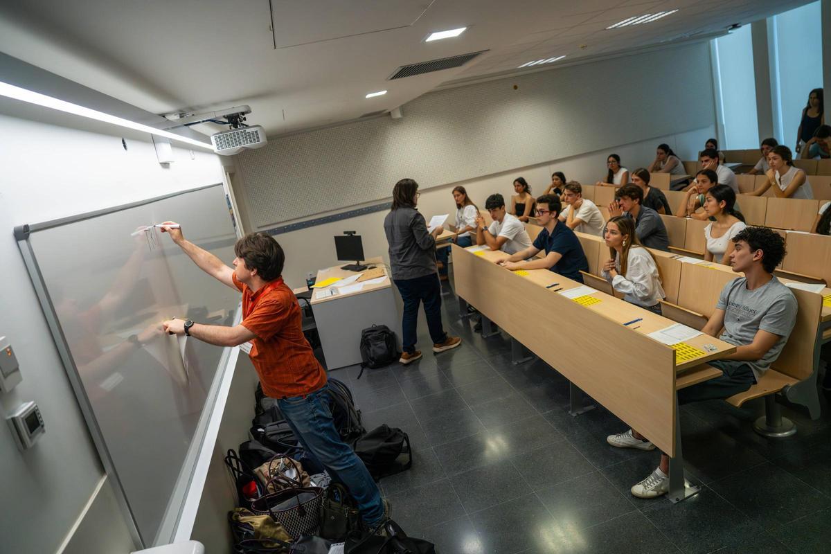 Un grupo de alumnos se somete a las pruebas de selectividad, la semana pasada en la factultad de Derecho de la UB Un grupo de alumnos se somete a las pruebas de selectividad, la semana pasada en la factultad de Derecho de la UB