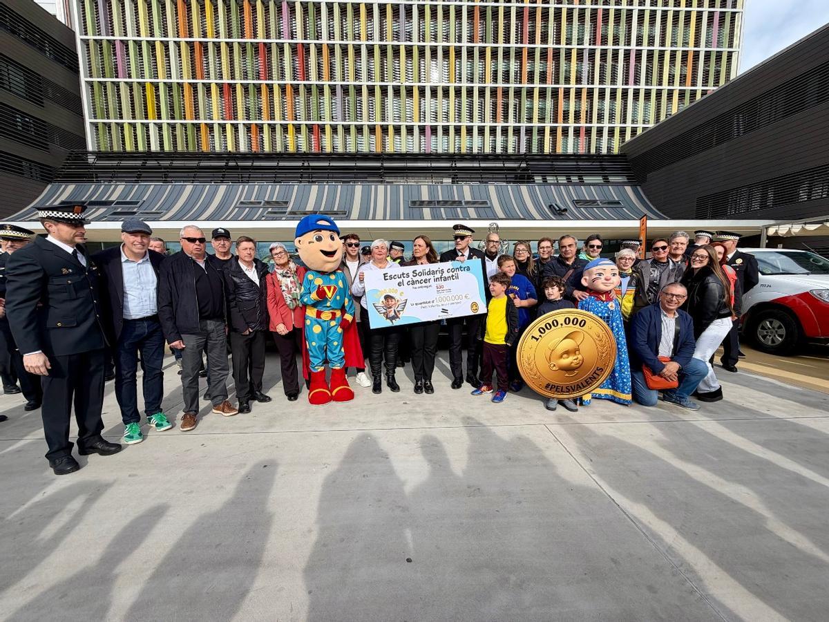Un moment de l'entrega del xec solidari dels Valents a Barcelona.