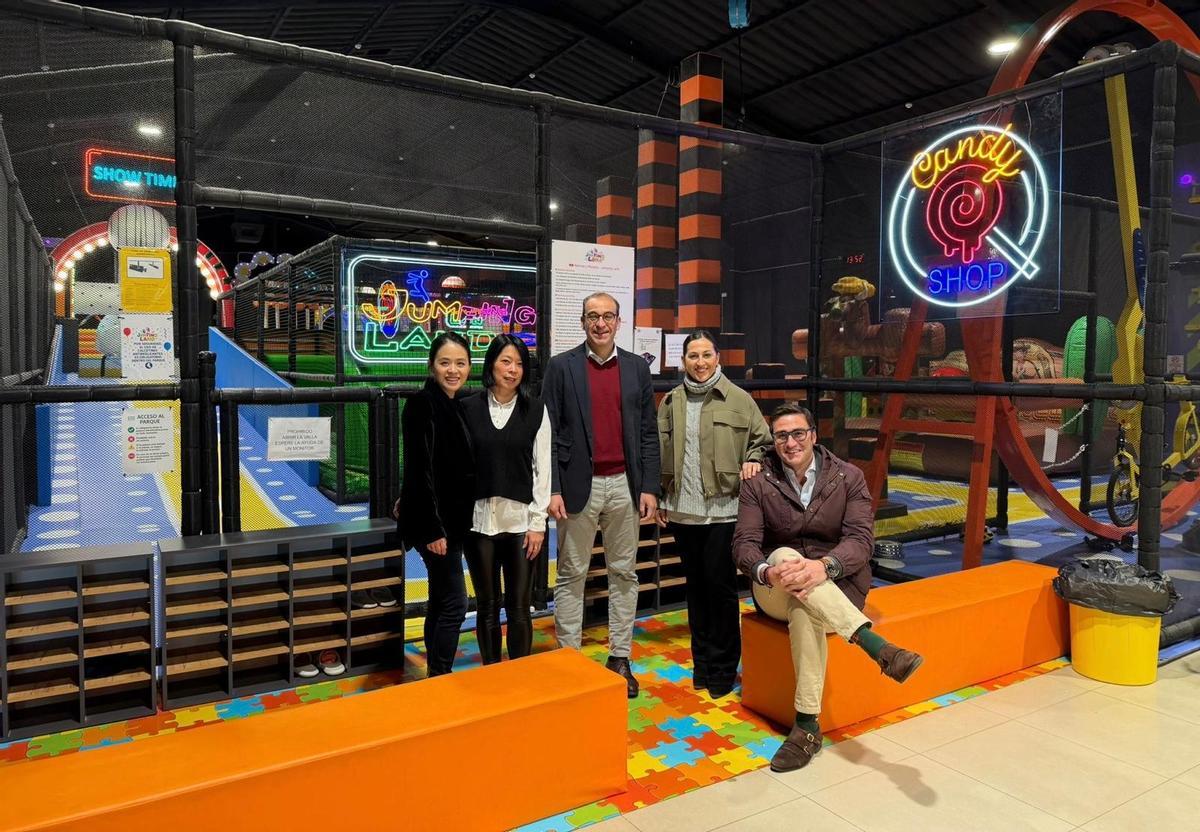 Rafa Mateos, acompañado de los concejales Jorge Suárez y Soledad Carrasco, junto a los propietarios de Jumping Land.