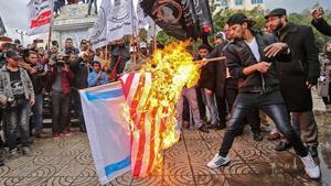 zentauroepp41210477 palestinian protesters burn the us and israeli flags in gaza171206114226