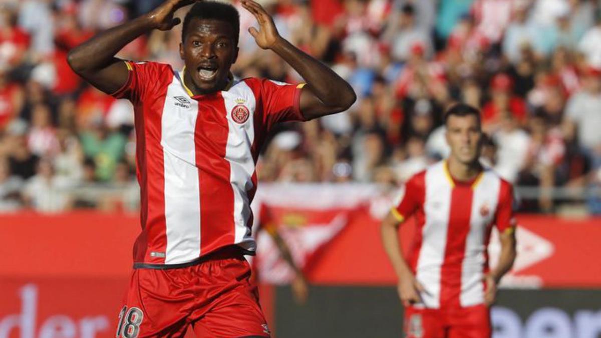 El davanter Kayode, amb les mans el cap en un duel a Montilivi contra el Vila-real.