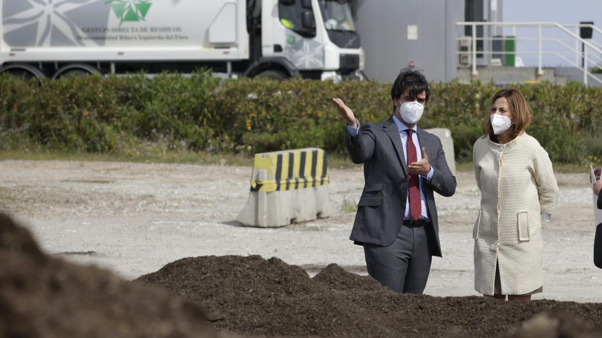 La consejera municipal de Servicios Públicos y Movilidad, Natalia Chueca, en su visita el Complejo de Tratamiento de Residuos Urbanos de Zaragoza, CTRUZ.