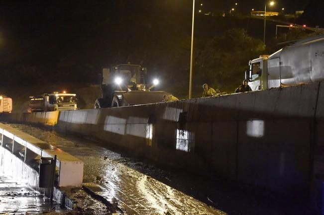 Se rompe una tubería de suministro de agua ...