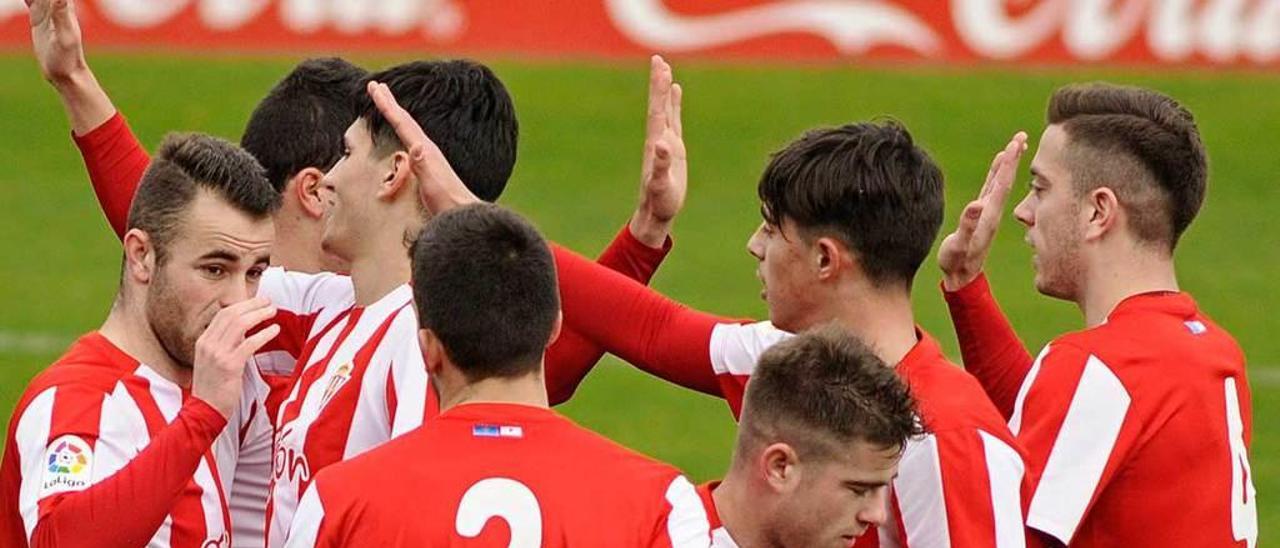 Los futbolistas del Sporting B celebran uno de sus goles al Llanera.