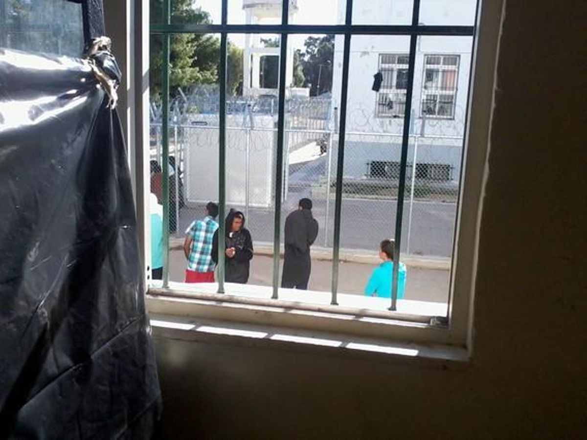 Un dels llits on dormen els immigrants al centre de detenció de Corint. Com que fa molt fred i no hi ha calefacció (i només se’ls ofereix una fina manta i un llençol), molts utilitzen bosses de plàstic per tapar-se a la nit.