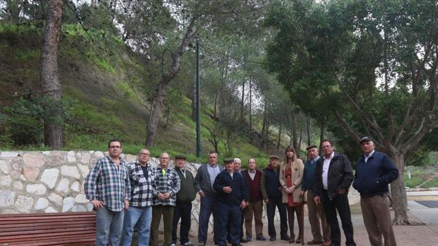 Dirigentes vecinales, la concejala socialista Estefanía Martín Palop y socios del hogar del jubilado de Colmenarejo, ayer junto al pinar de las procesionarias.