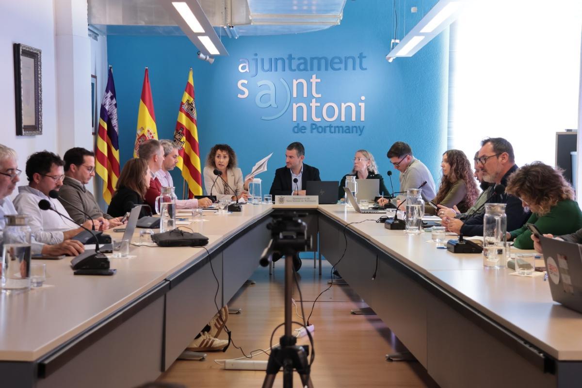 Un momento de la última sesión plenaria de 2025 del Ayuntamiento de Sant Antoni.
