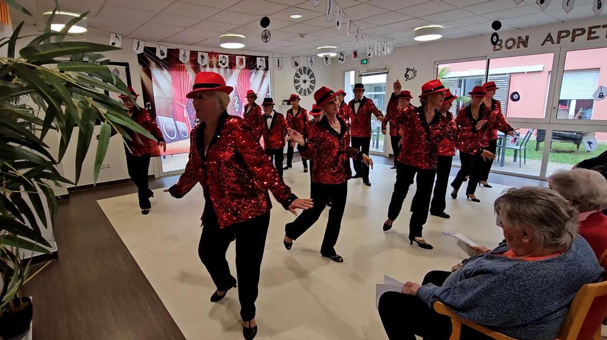 El grup de dansa va actuar davant la gent gran, en una residència a França
