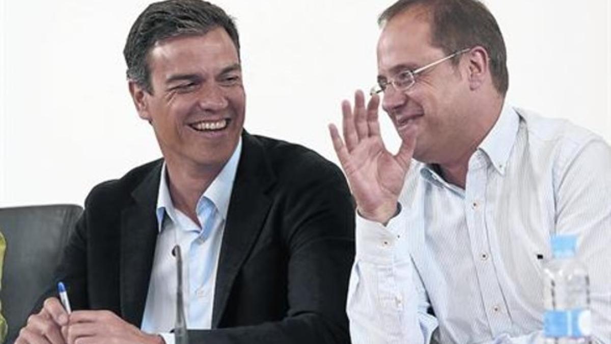 Pedro Sánchez y César Luena, este lunes, 25 de mayo, en la reunión de la ejecutiva del PSOE para hacer balance del 24-M.