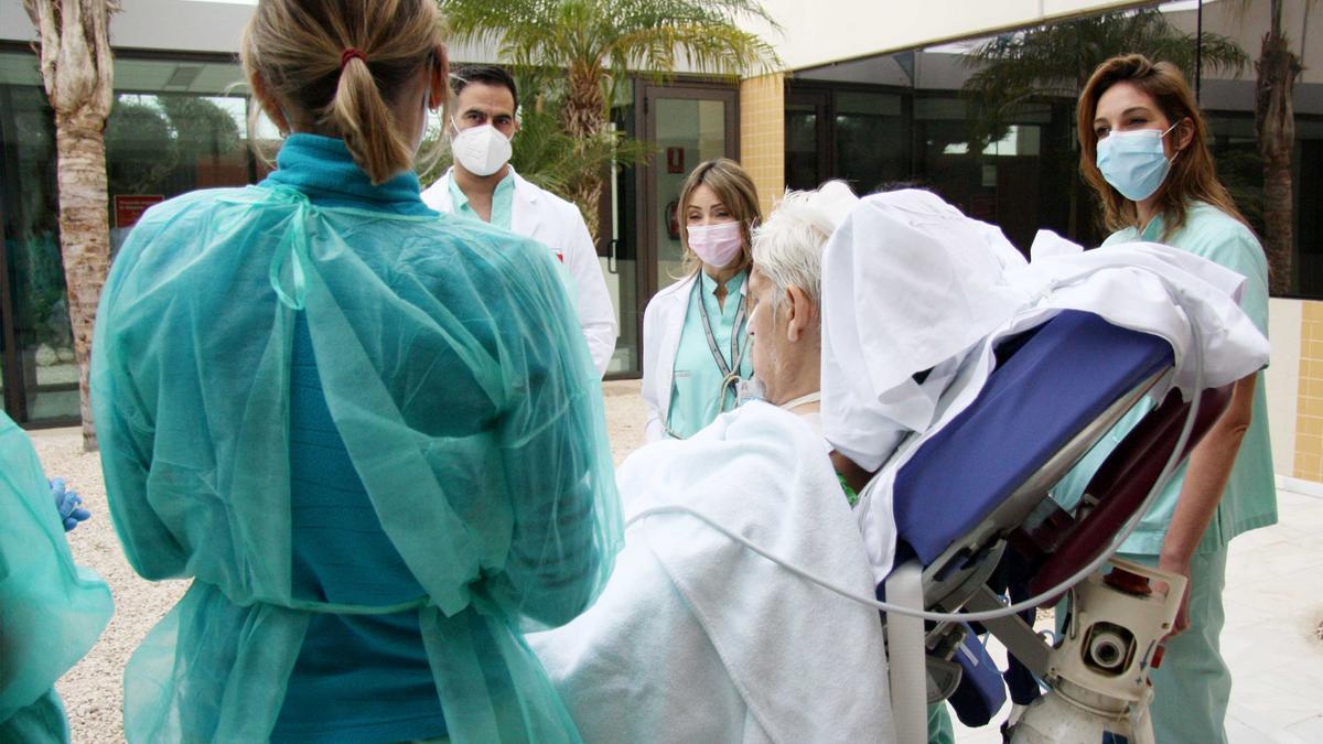 Imagen del paseo del paciente de UCI acompañado de sanitarios del Hospital de Torrevieja en un patio interior del centro