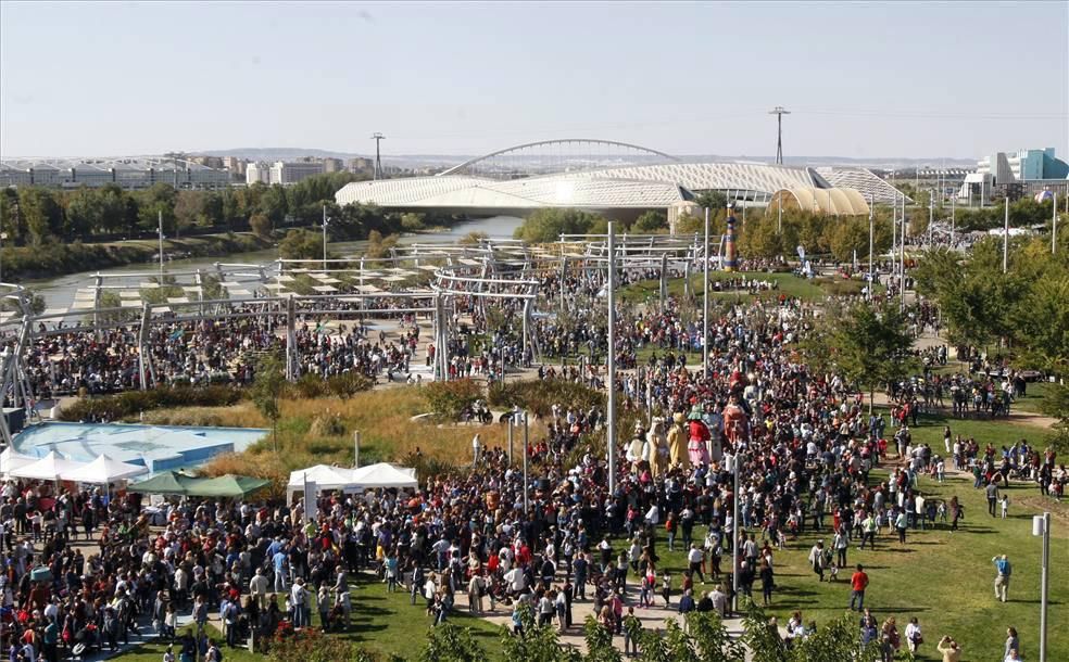 Gigantes y cabezudos en la Expo