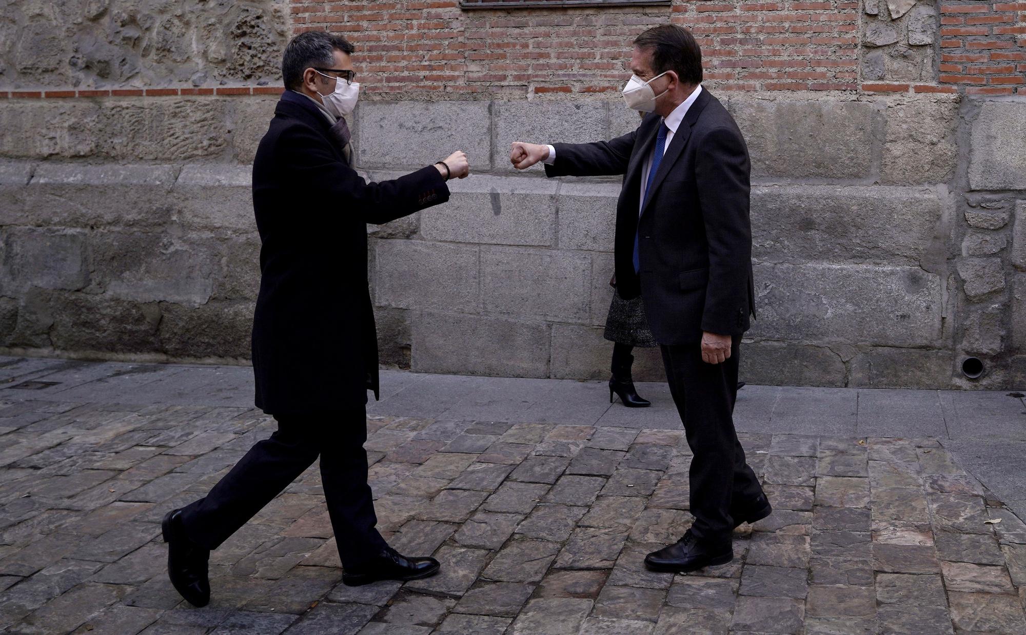 Felix Bolaños, ministro de Presidencia, entrega al presidente de la Federación Española de Municipios y Provincias, Abel Caballero, el listado de los bienes inmatriculados. FOTO JOSÉ LUIS ROCA