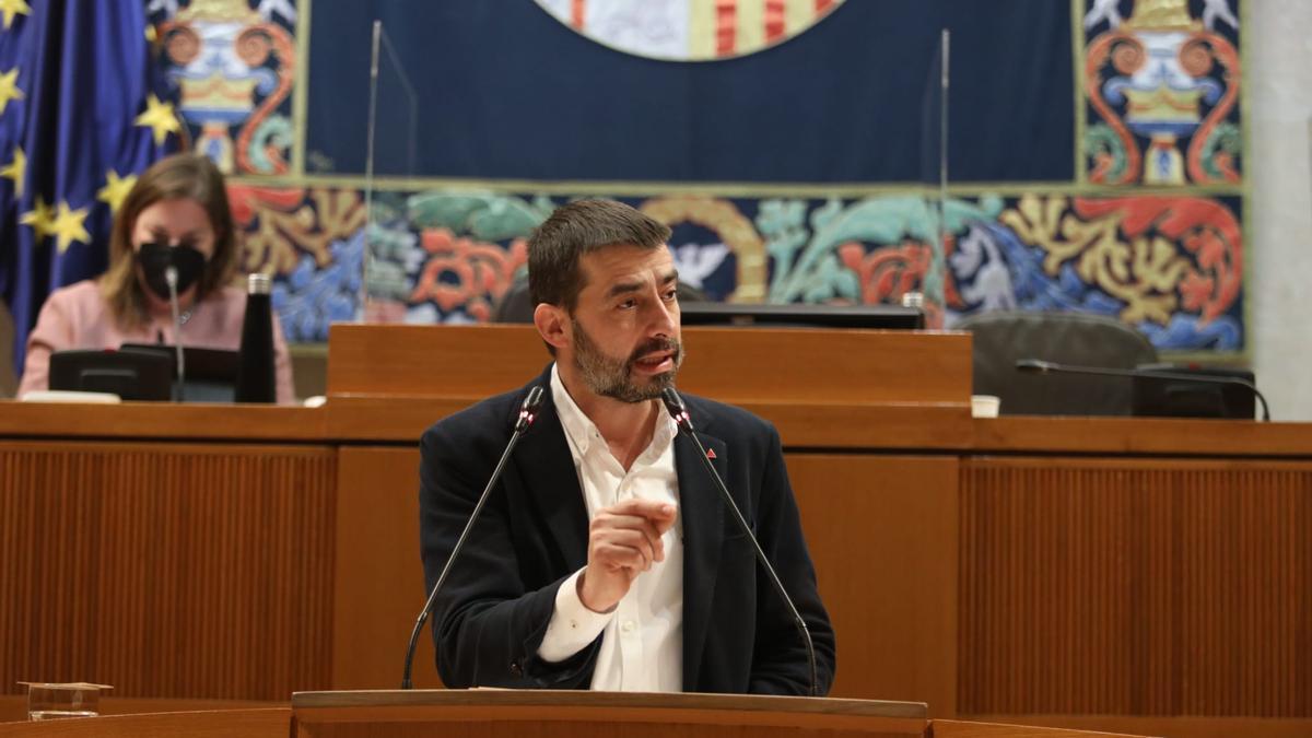 El portavoz de IU, Álvaro Sanz, toma la palabra en el debate del estado de la comunidad, este jueves.