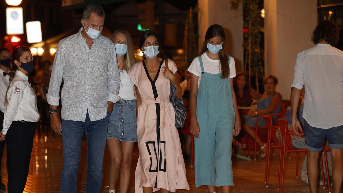 Los Reyes y sus hijas, a la salida del Txoko de Martín.