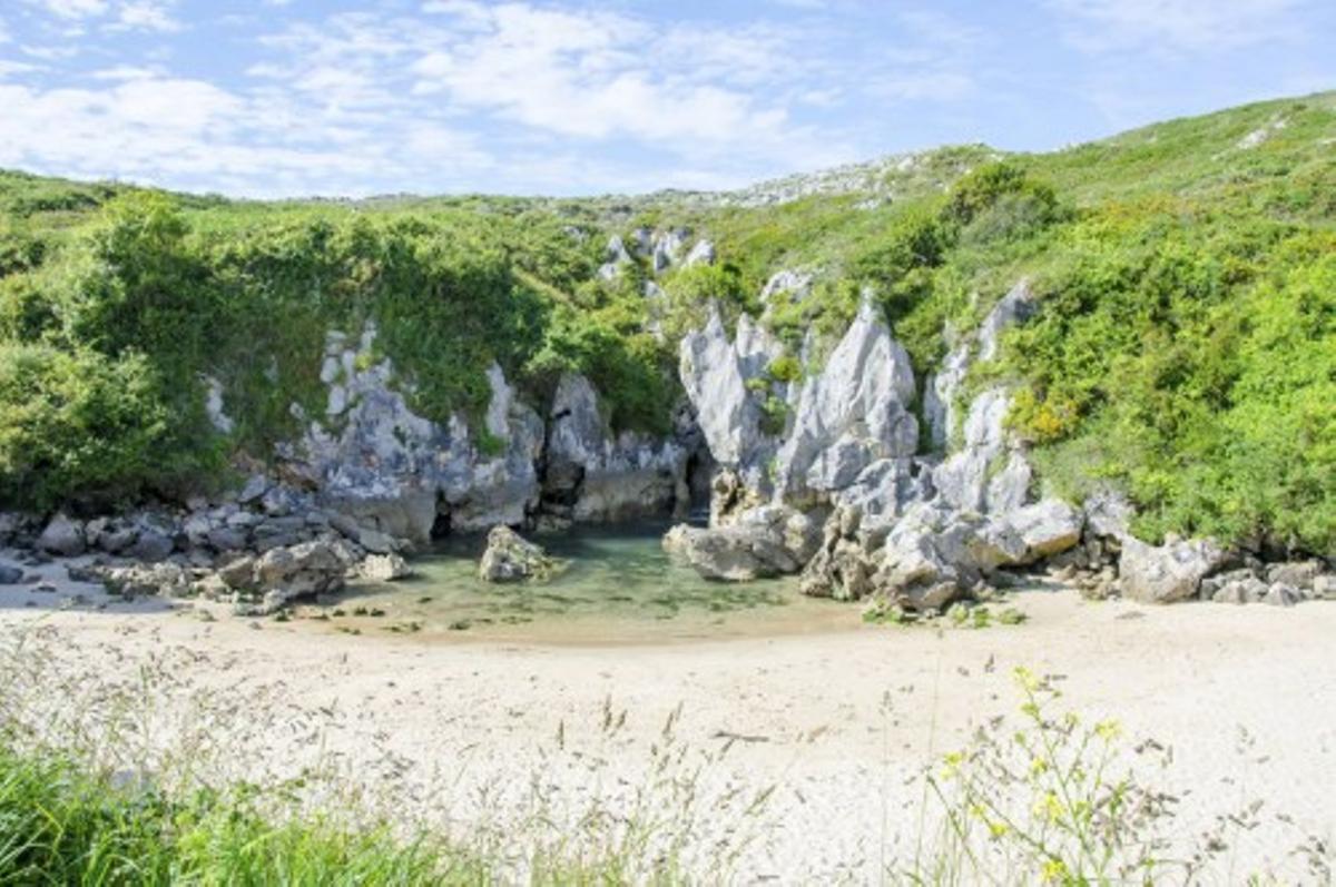 Playa de Gulpiyuri en Asturias. Getty Images
