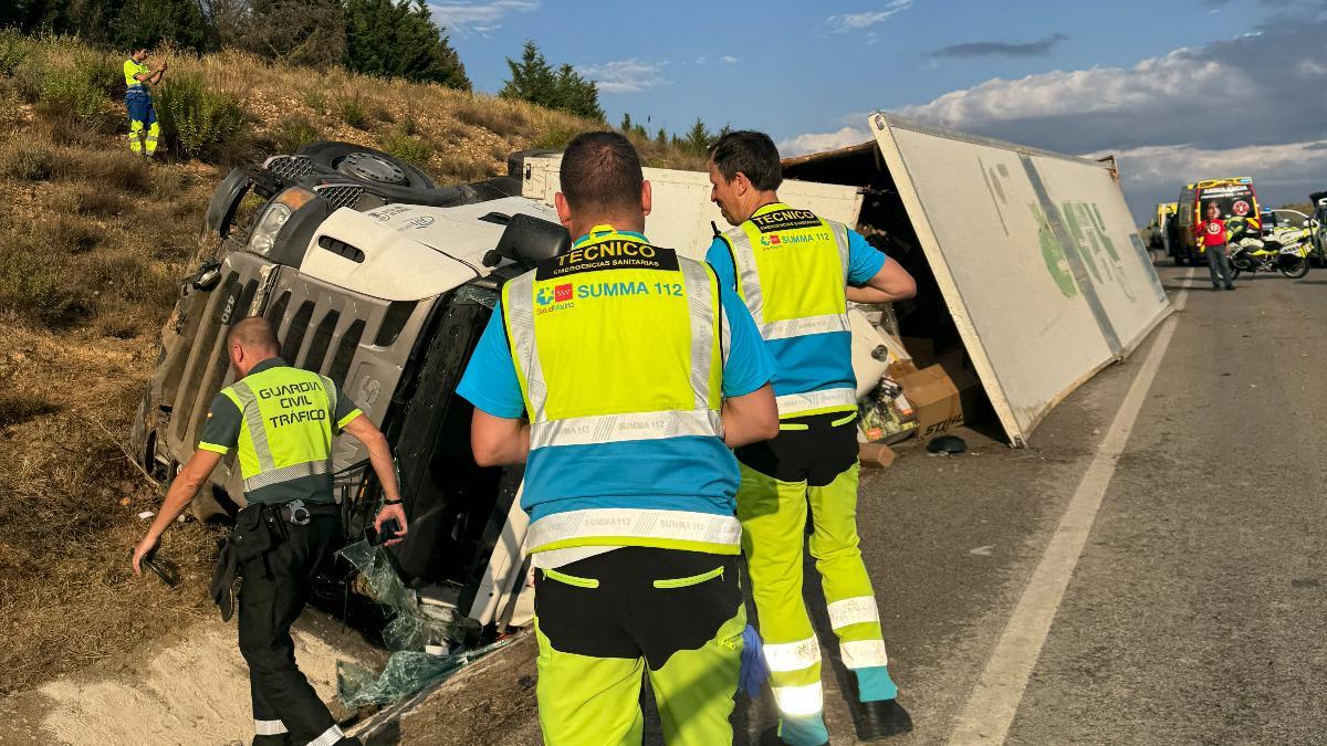 Un camionero de 54 años, evacuado en helicóptero tras volcar su tráiler en la M-100 a la altura de Cobeña.