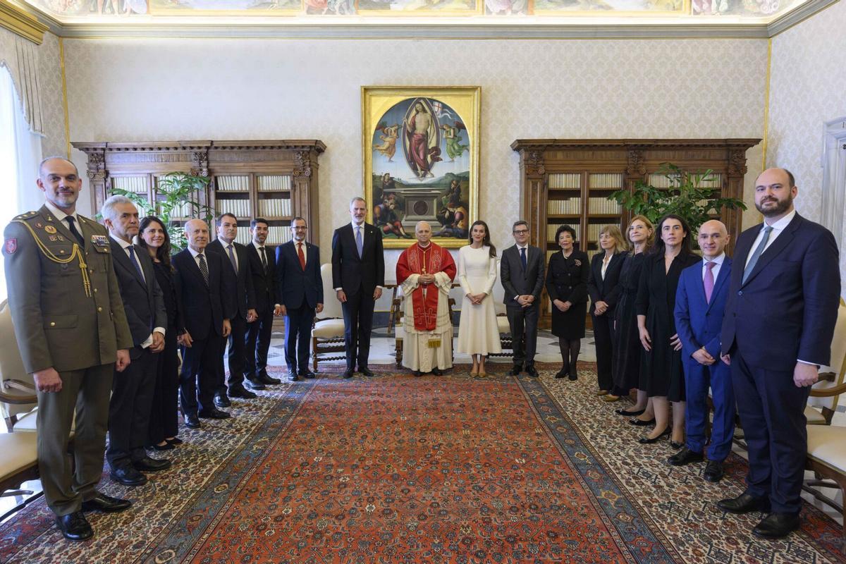 Felipe VI y la reina Letizia llegan al Vaticano para su audiencia con León XIV.