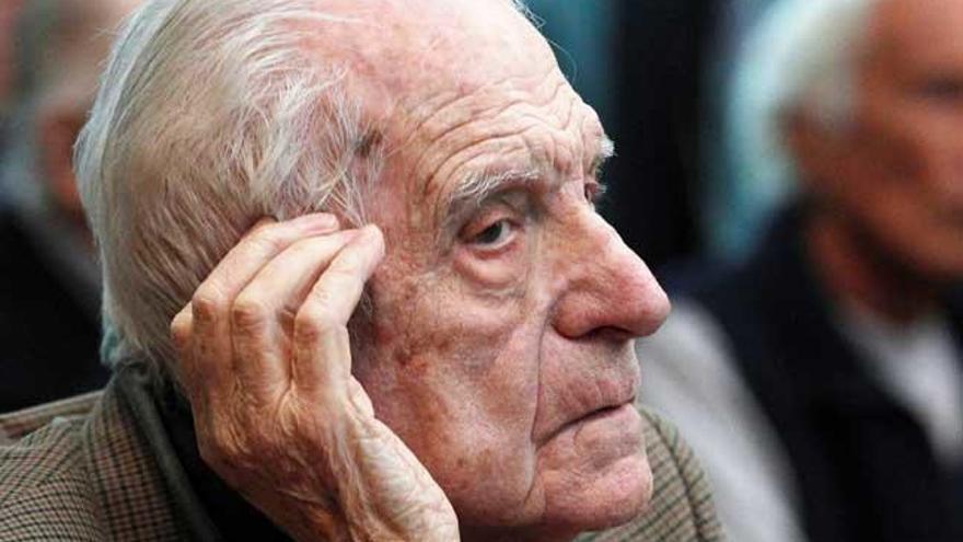 Reinaldo Bignone, el último dictador argentino, escucha el fallo.