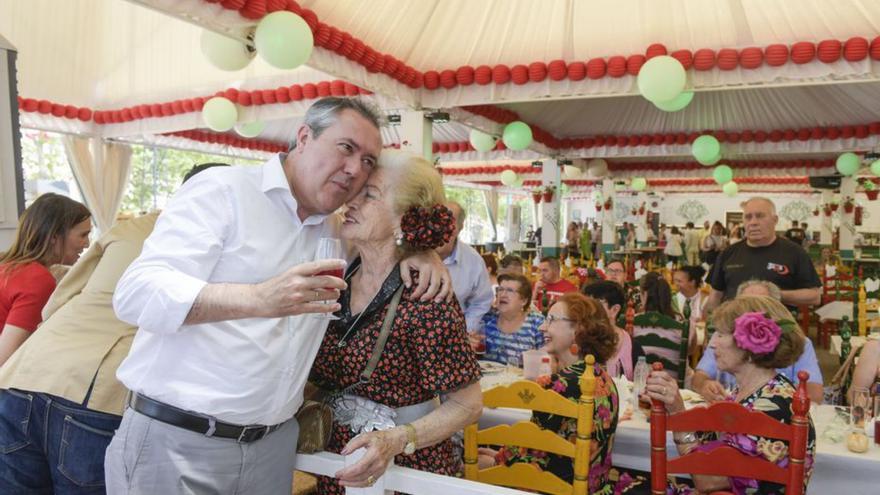 Juan Espadas visitó ayer la Feria del Corpus de Granada. | EFE