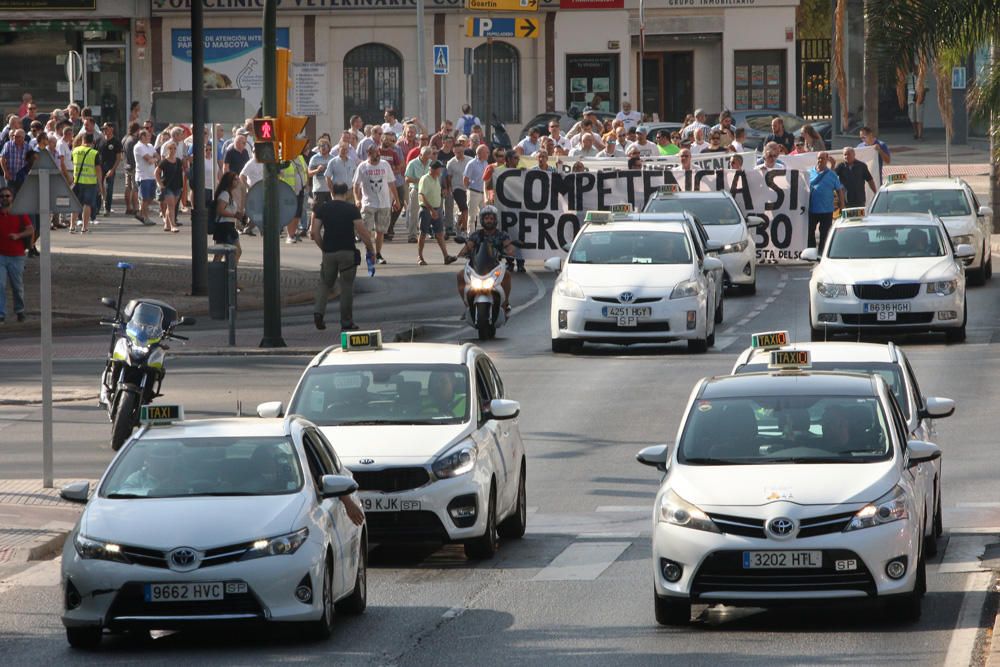 Más de 400 taxis se manifiestan para pedir mayor control de los VTC