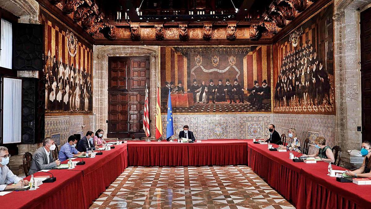 El pleno del Consell, en sesión extraordinaria ayer, en el saló de Corts del Palau. | LEVANTE-EMV