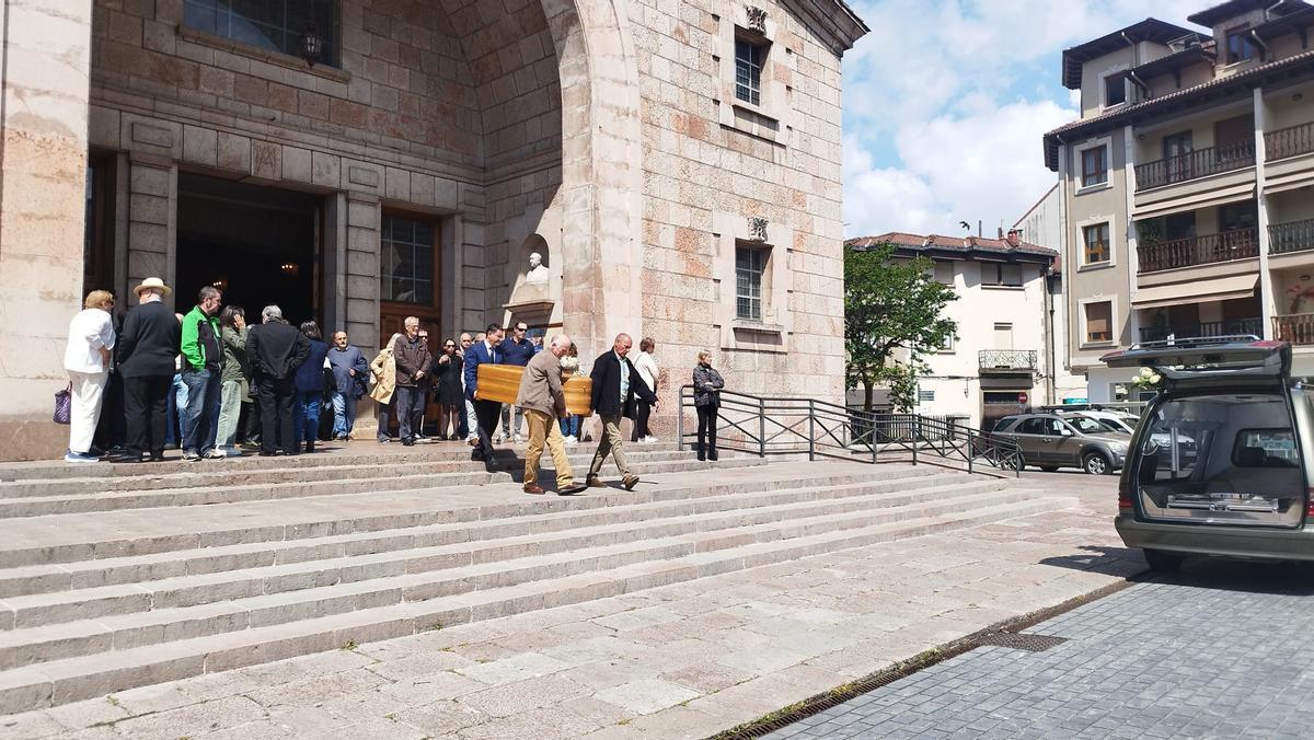 Salida del féretro de la iglesia de San Antonio, en el funeral de Belén del Valle en Cangas de Onís