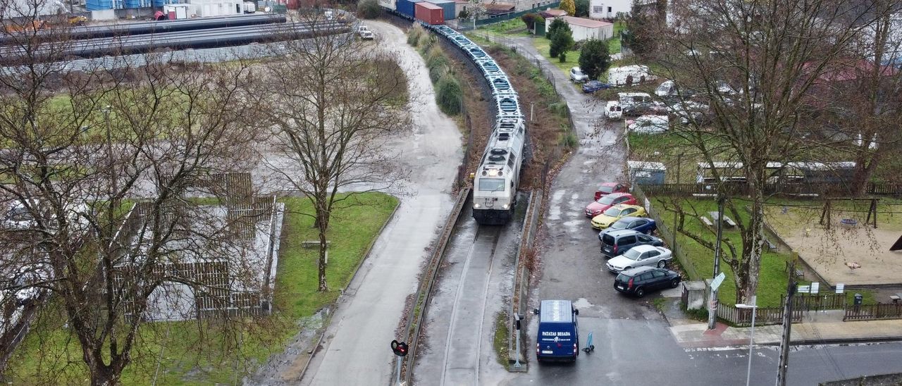El tren de Algeciras pasa por Praceres