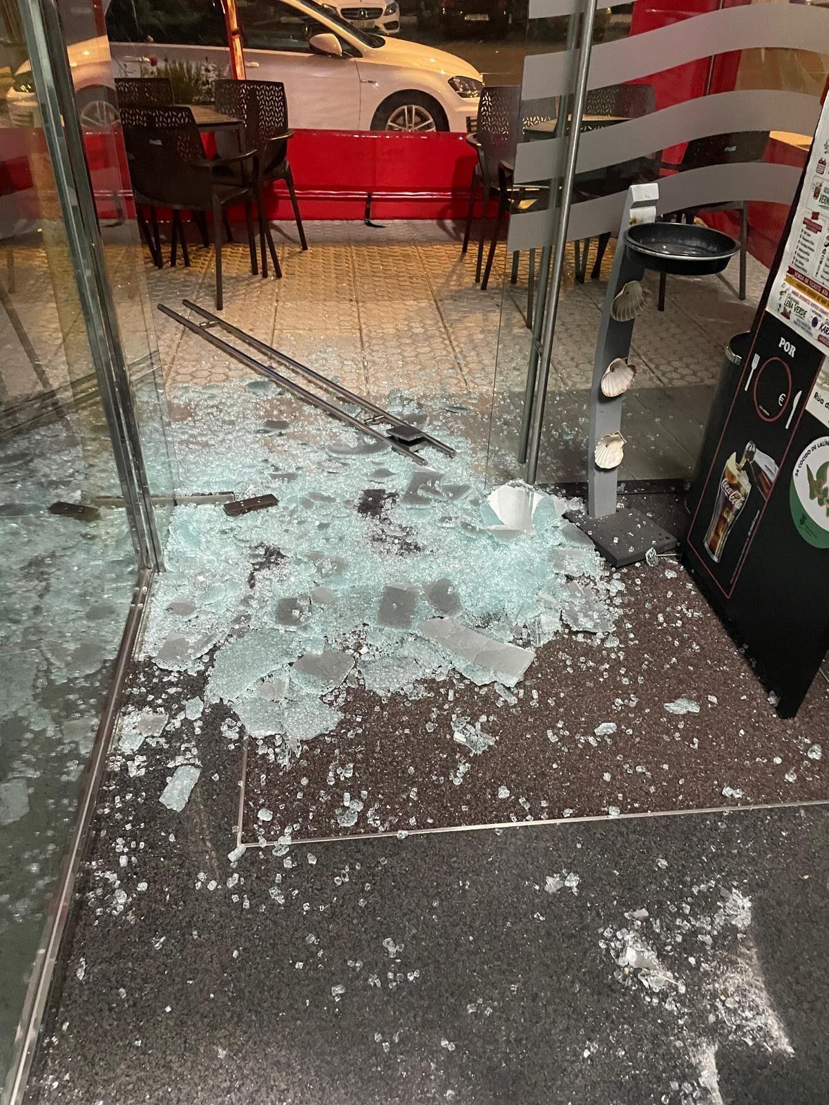 Destrozos en el local para llevarse la tragaperras.