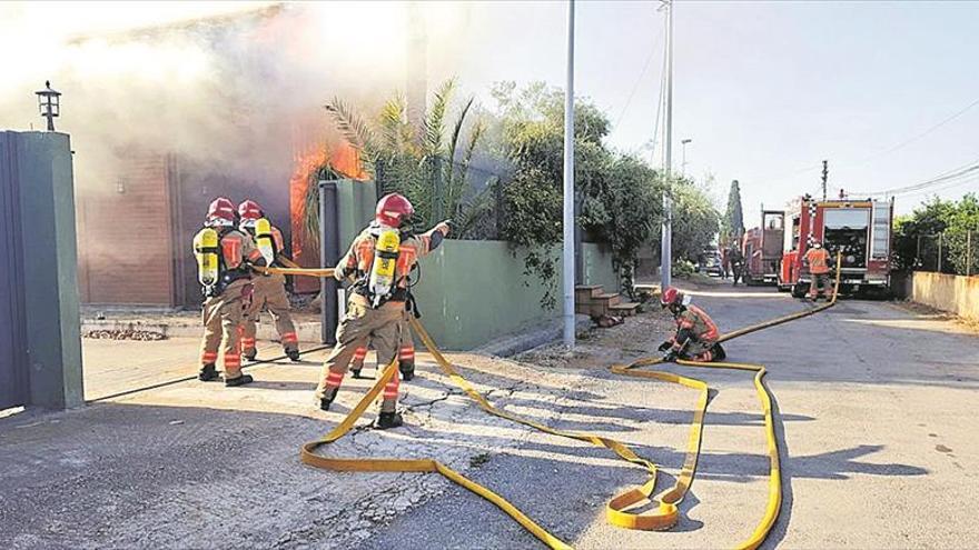 Dos bomberos resultan heridos en un incendio en Castelló