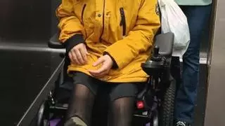 Roban la silla de ruedas adaptada de una menor en Gijón: "Es un acto horrible"