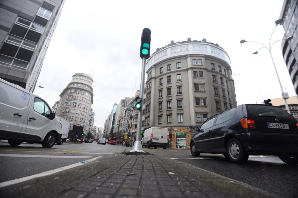 A la fuga tras derribar un semáforo en A Coruña