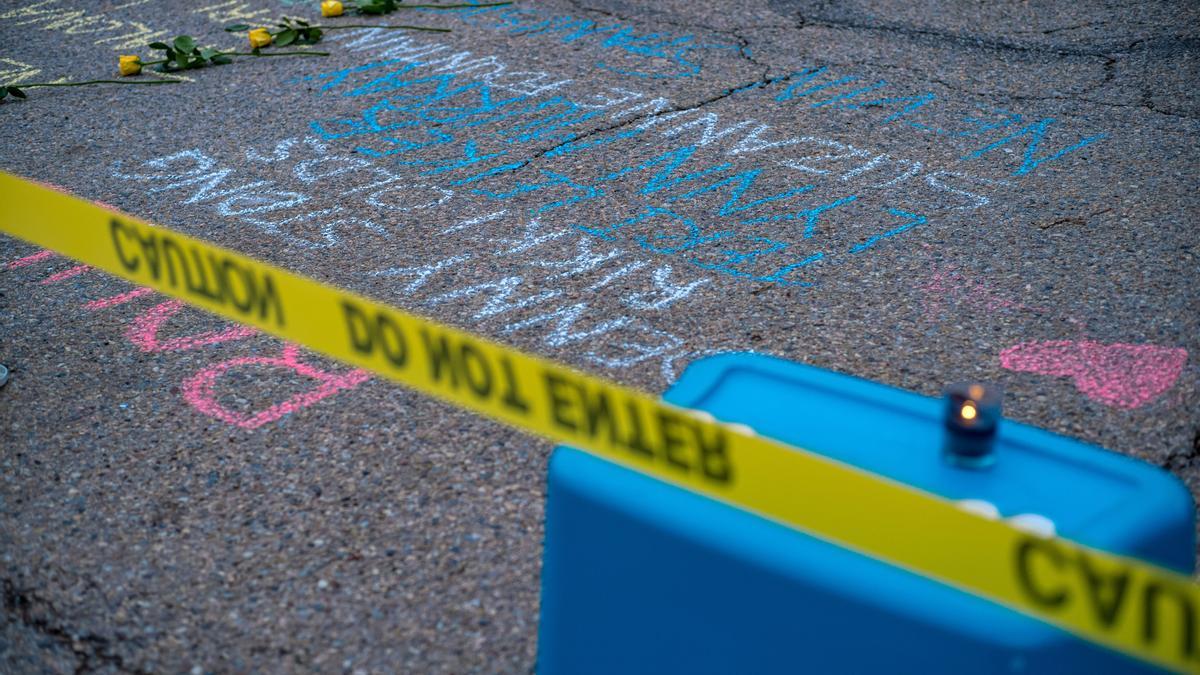 Flores y velas en un memorial en recuerdo a las víctimas de un tiroteo en un instituto de Colorado, Estados Unidos.