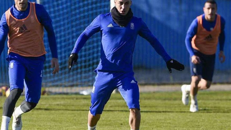 Joselu controla el balón ante la atención de Carlos Hernández y Christian Fernández.