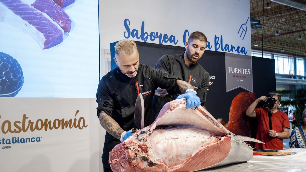 Los profresionales inician el ronqueo (despiece) del atún rojo, ayer en IFA