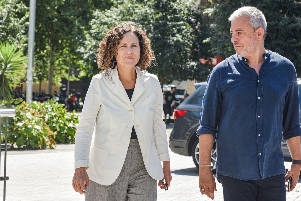 La consellera de Cultura, Sònia Hernández , en el funeral del productor y excantante de La Trinca Toni Cruz, en el Tanatorio Sancho de Ávila, a 14 de julio de 2025, en Barcelona, Cataluña (España)