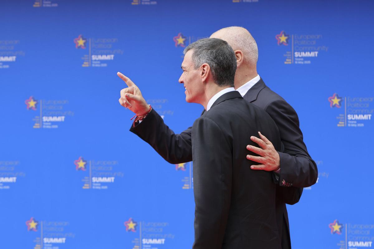 Pedro Sánchez junto al primer ministro de  Albania, Edi Rama Tirana, Albania, 16 de mayo de 2025. (AP Photo/Vlasov Sulaj)