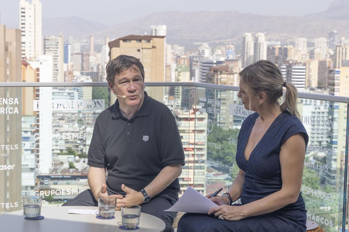 Frank Mascico junto a la directora de eventos de INFORMACIÓN, Victoria Ferrá.
