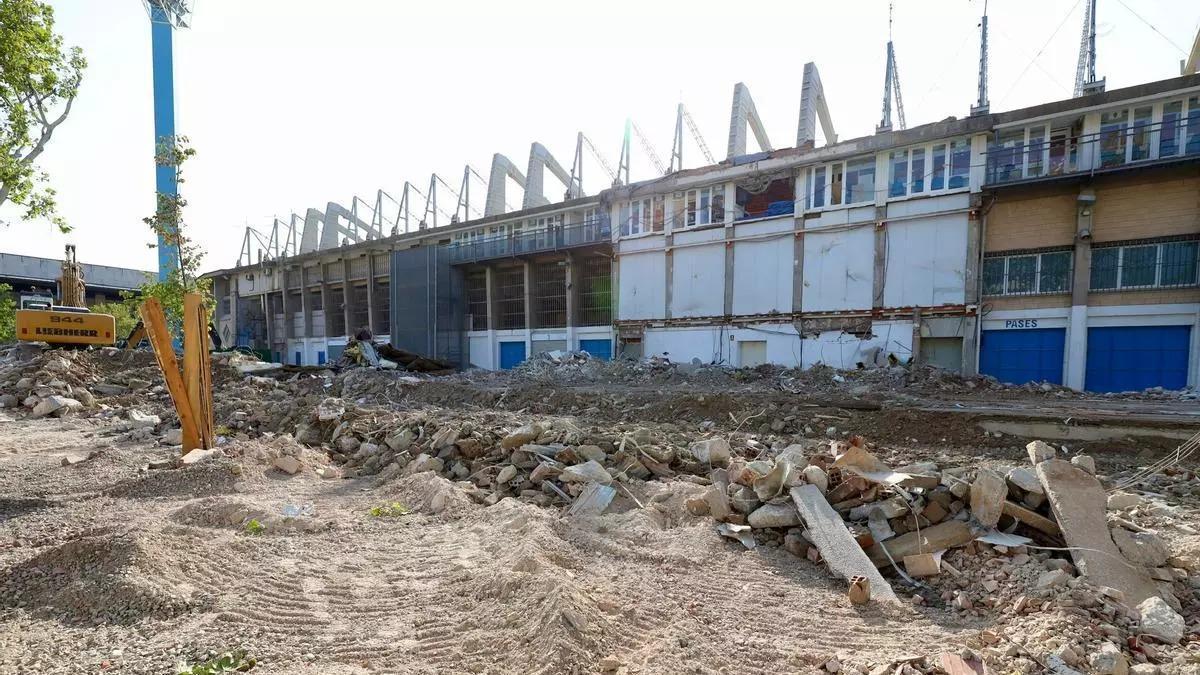 Derribos en La Romareda en los primeros meses de obras.