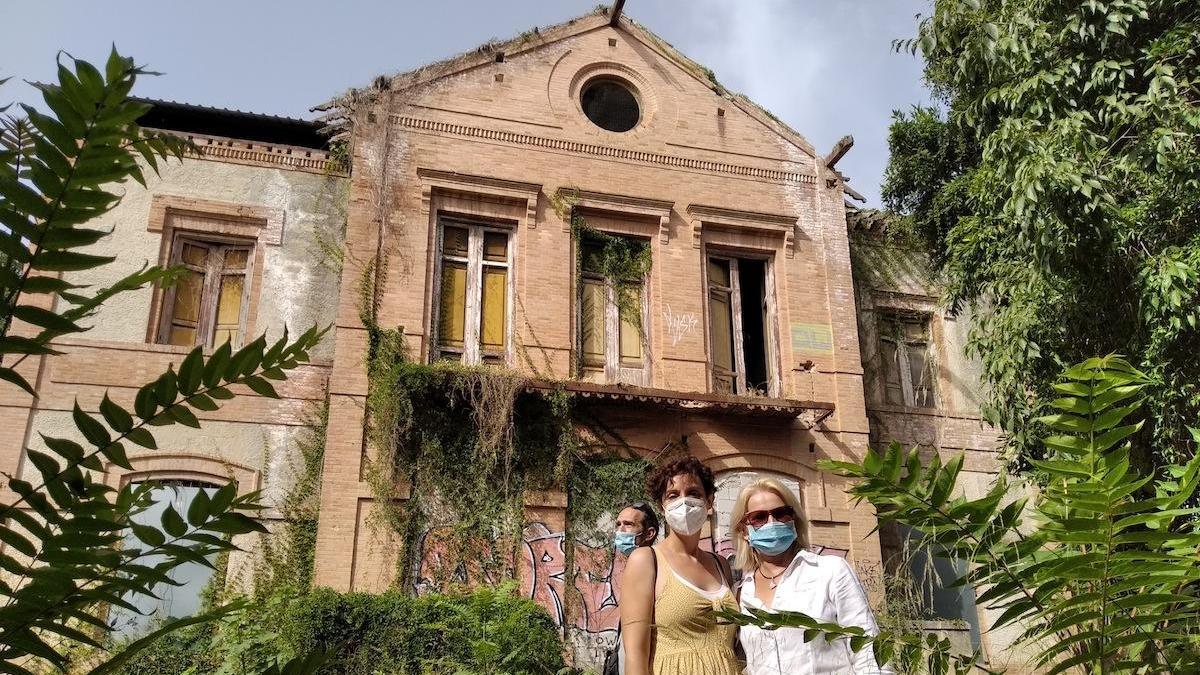 Maricruz Torres de Ciriana (derecha) y Nina Stelmakh, ante la casa principal de Santa Tecla, con la máxima protección en el PGOU actual.