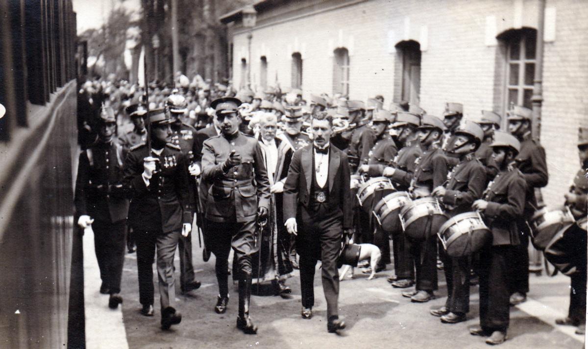 Francisco García Almendro con el Rey Alfonso XIII durante su visita a Málaga en 1921.