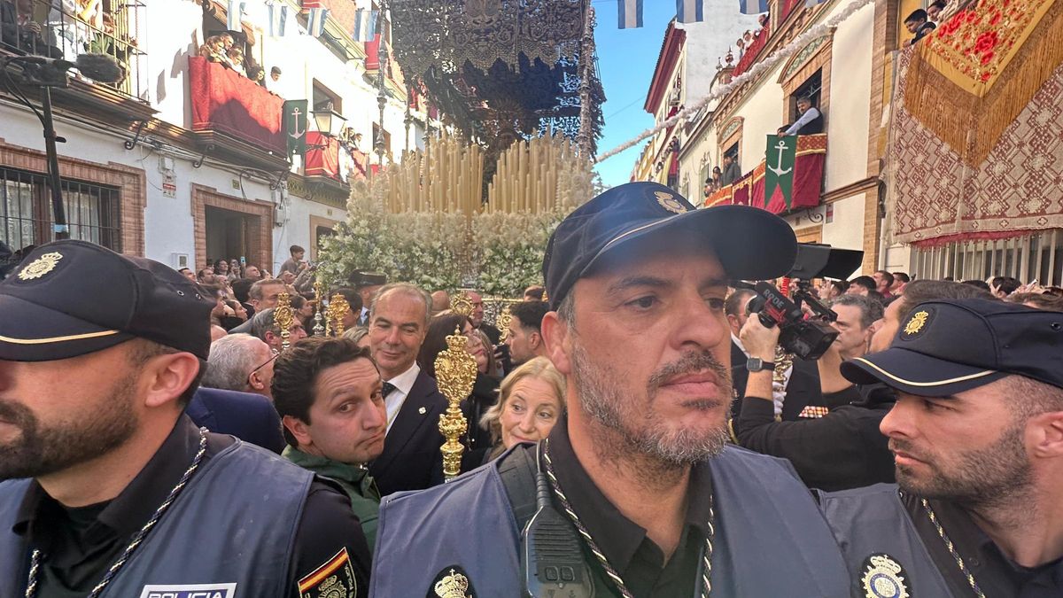 Dispositivo de seguridad junto a la Esperanza de Triana.