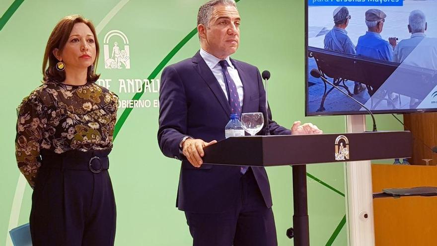 Patricia Navarro y Elías Bendodo, ayer, en rueda de prensa.