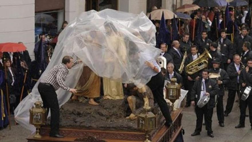 La lluvia obliga a suspender la procesión de la Vera Cruz