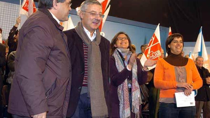 Pena, acompañada de Caride, José Blanco y Pose, en un mitin en Silleda.