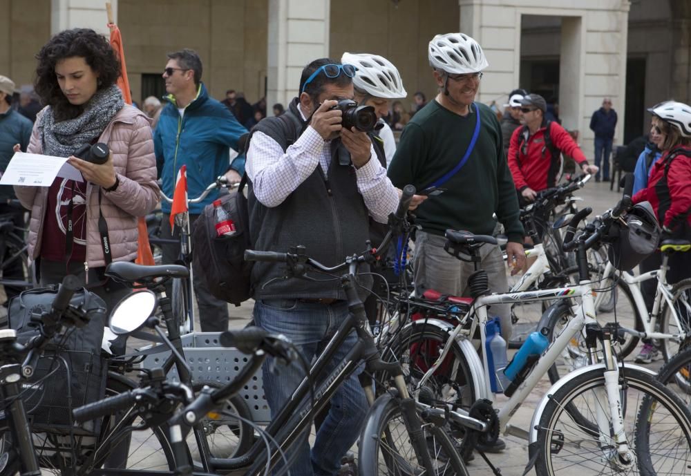 200 ciclistas exigen frente al Ayuntamiento una vía verde en La Cantera.