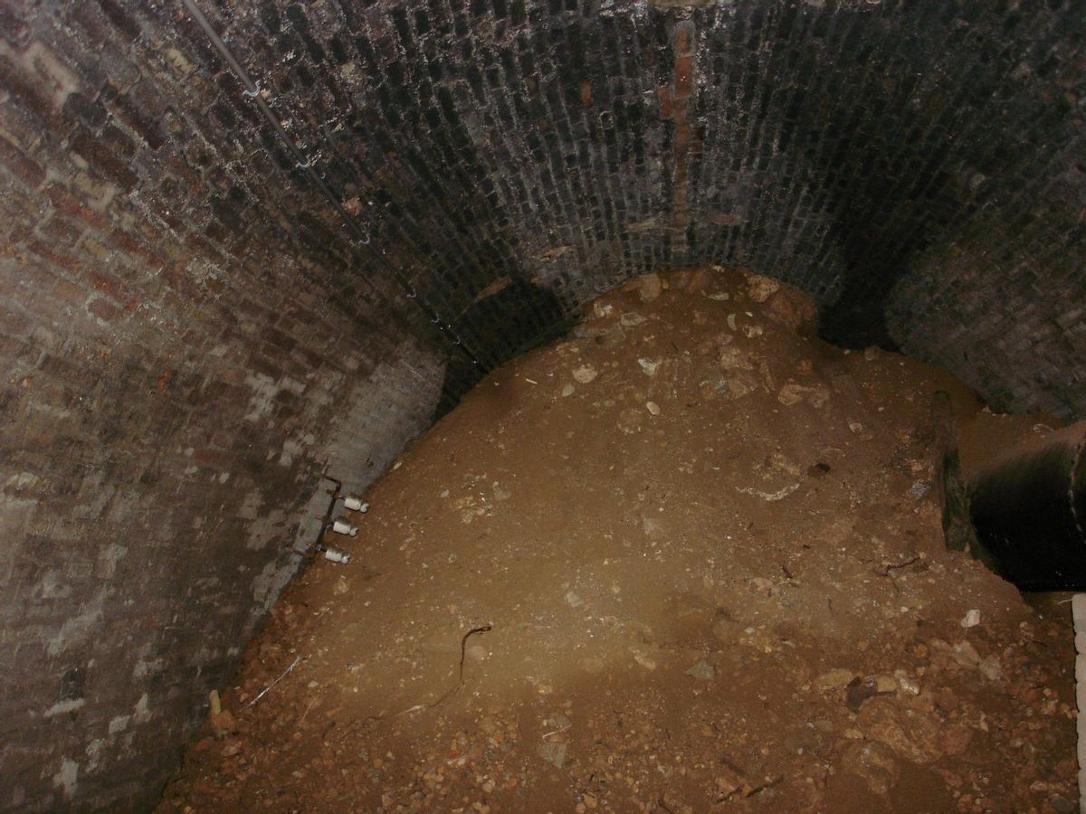 El interior del túnel que va hasta el Pont dels Tres Ulls, sepultado por un talud